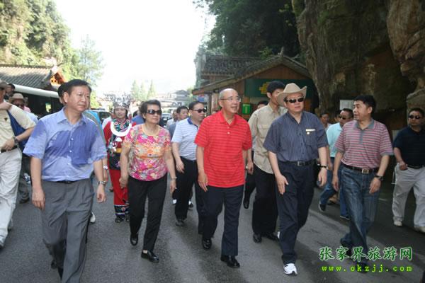 張家界市委書記胡伯?。ㄗ笠唬┡阃瑖顸h主席吳伯雄（正中）前往梯瑪神歌劇場
